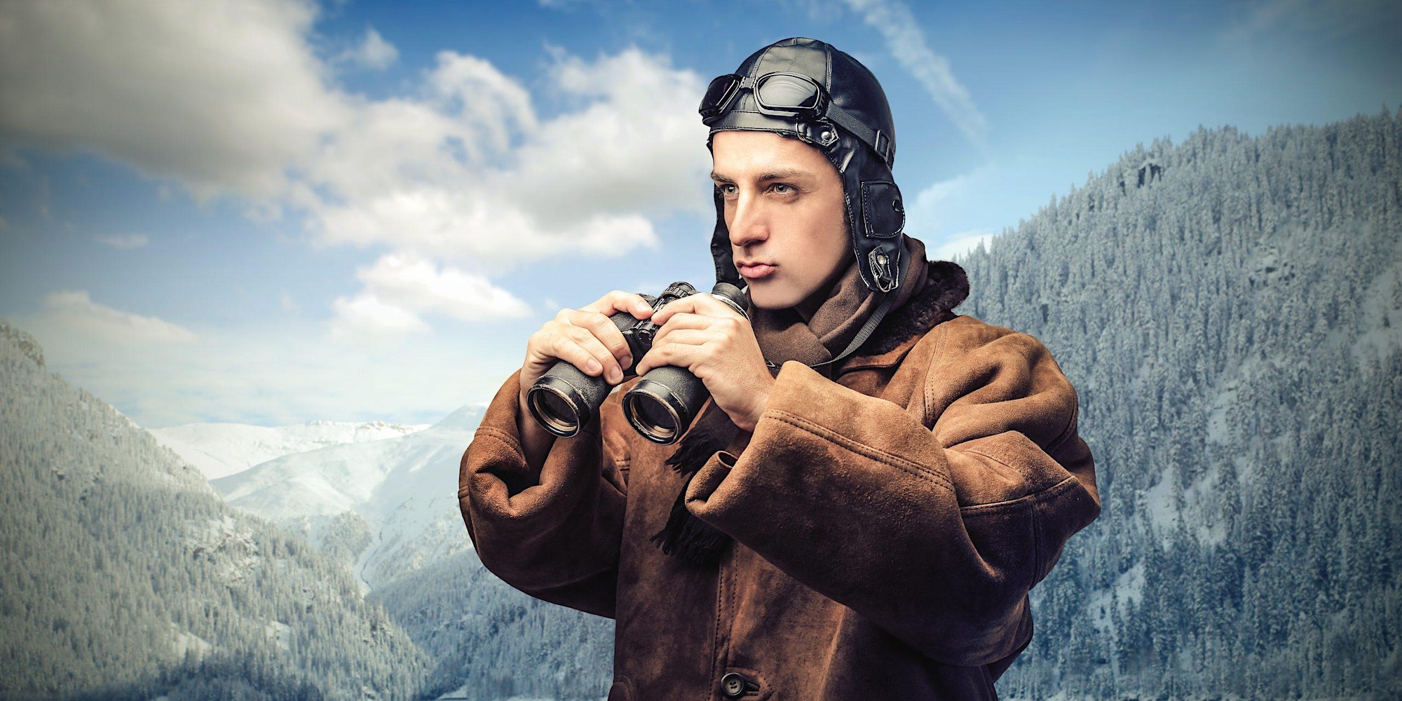 Mann, der ein Fernglas hält, blickt in verschneiten Berglandschaftshintergrund.