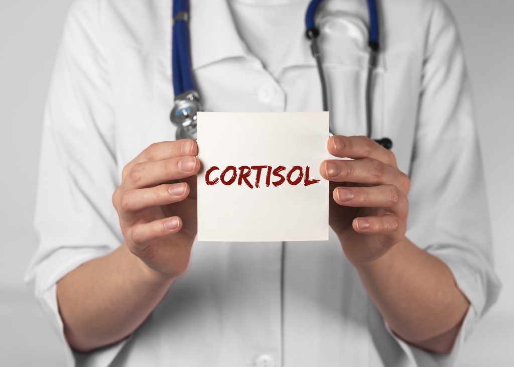 Arzt mit Kortisol-Stress-Test auf Gesundheitstag
