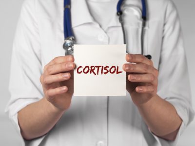 Arzt mit Kortisol-Stress-Test auf Gesundheitstag